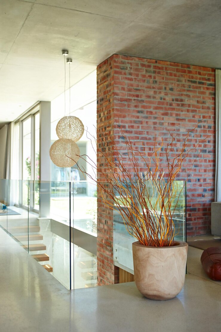 Foto foyer de casa moderna e escada para apartamento de casa e design de interiores de luxo com decoração e parede de tijolos expostos arquitetura de sala de estar com estética brutalista ou minimalista para imóveis