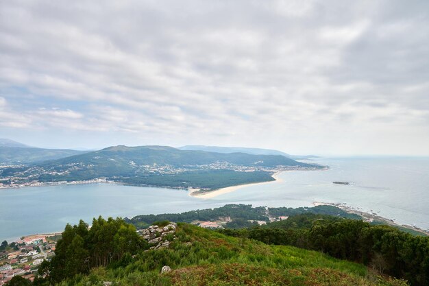 foz de um grande rio em um dia nublado