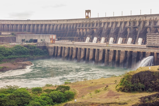 Foto foz do iguaçu brasil usina hidrelétrica itaipu barragem e turbinas