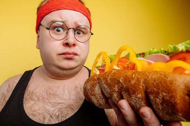 Fracaso de la dieta del hombre gordo comiendo comida rápida