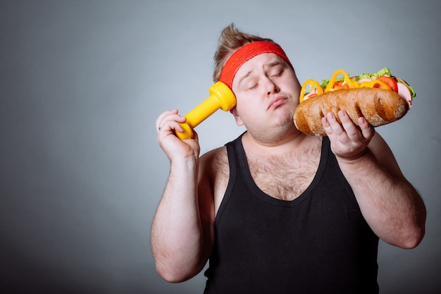 Fracaso de la dieta del hombre gordo comiendo comida rápida