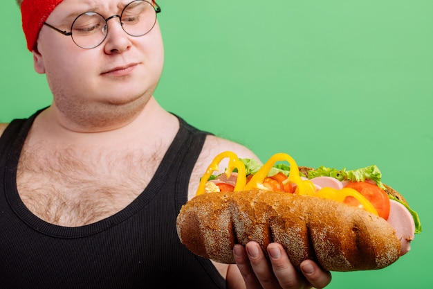 Fracaso de la dieta del hombre gordo comiendo comida rápida