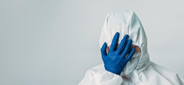 El fracaso médico frustró al científico con la mano de la palma de la cara