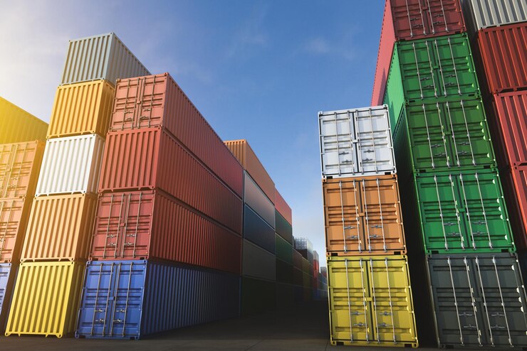 Frachtcontainer in verschiedenen Farben vor dem blauen Himmel