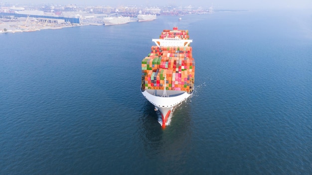 Frachtcontainerschiff, das in der Nähe des Logistik- und Transportkonzepts des internationalen Terminal-Frachthafens läuft
