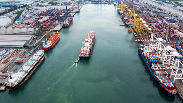 Frachtcontainerschiff, das zum internationalen Seehafen fährt, um Fracht nach Kundenwunsch zu transportieren, Frachttransport und intelligenter Logistiktechnologiedienst