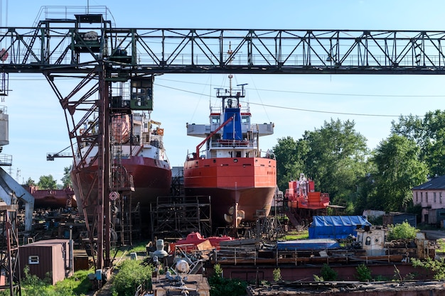 Frachtschiff an Land auf Schiffsreparaturwerft