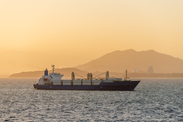 Frachtschiff auf See Beautifil helle goldene Stunde Sonnenuntergangszeit