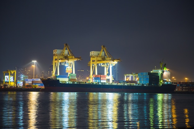 Frachtschiff beim Andocken