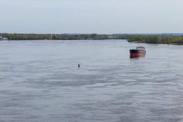 Frachtschiff, das auf dem Fluss Dnjepr segelt