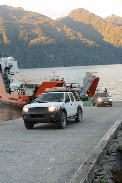 Frachtschiff, das im Hafen ankommt und seine Fracht auf der südlichen Autobahn entlädt