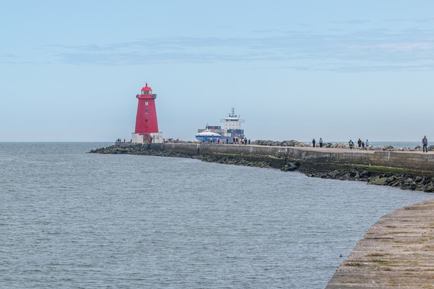 Frachtschiff in den Hafen von Dublin am Leuchtturm von Poolbeg.