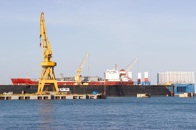 Frachtschiff in einer Werft vor Anker für ReparaturenSchiffbauindustrie