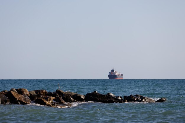 Frachtschiff segelt auf dem Meer. Foto in hoher Qualität