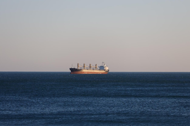 Frachtschiff segelt auf dem Meer. Foto in hoher Qualität