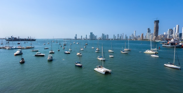 Frachtschiff verließ Hafen in Cartagena, Kolumbien. Schöne Yachten treiben in der Bucht.