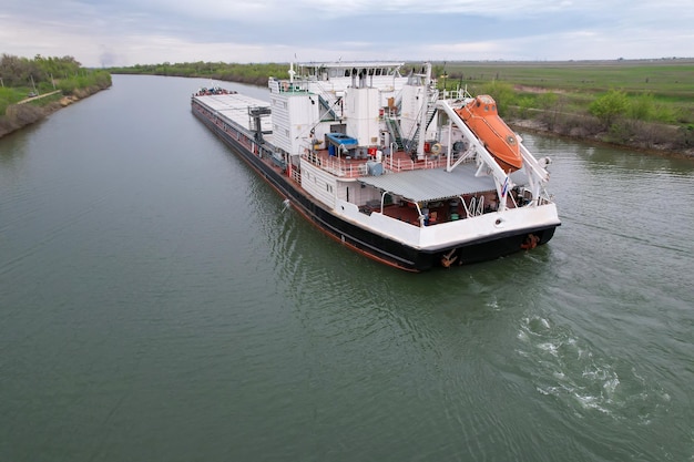 Frachttransport Frachtschiff auf dem Fluss in Russland VolgaDon Schifffahrtskanal in Wolgograd Russland