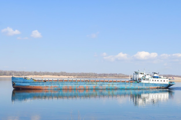 Frachttransport Frachtschiff auf der Wolga WolgaDon Schifffahrtskanal in Wolgograd Russland