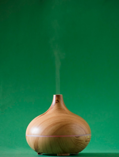 fragancia de madera en la mesa y fondo verde