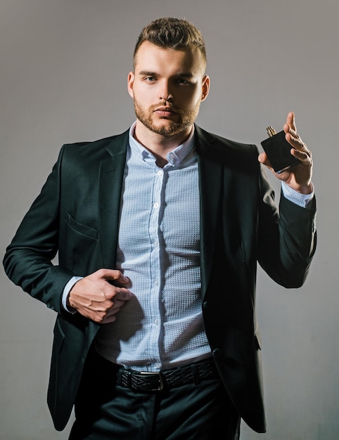 Fragancia masculina y cosmética de perfumería Hombre sosteniendo una botella de perfumería Botella de Colonia