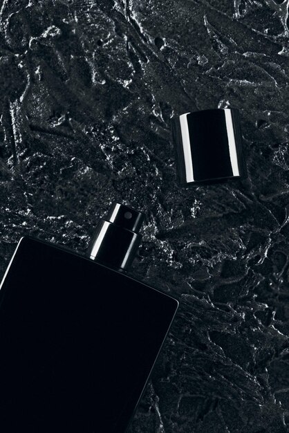 Fragancia masculina de perfume o eau de toilette Foto promocional de una botella negra sobre un fondo oscuro Diseño