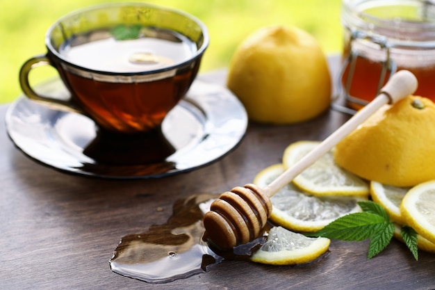 Una fragante miel fresca con una taza de té negro.