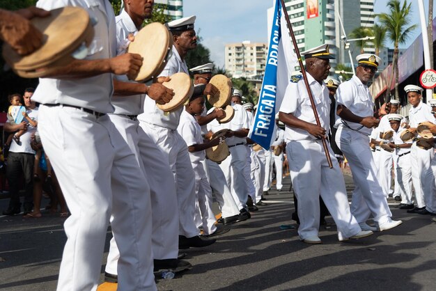 Foto la fragata brasileña, una manifestación cultural de bahia, se ve desfilando durante el precarnaval de fuzue en la ciudad de salvador