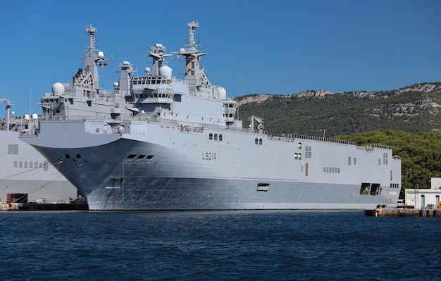 Las fragatas Provence y La atracaron en la base naval francesa en el puerto de Toulon Francia