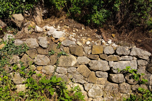 Fragment der antiken Mauer des Hauses.