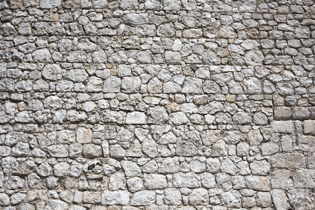 Fragment der Burgmauer aus Stein