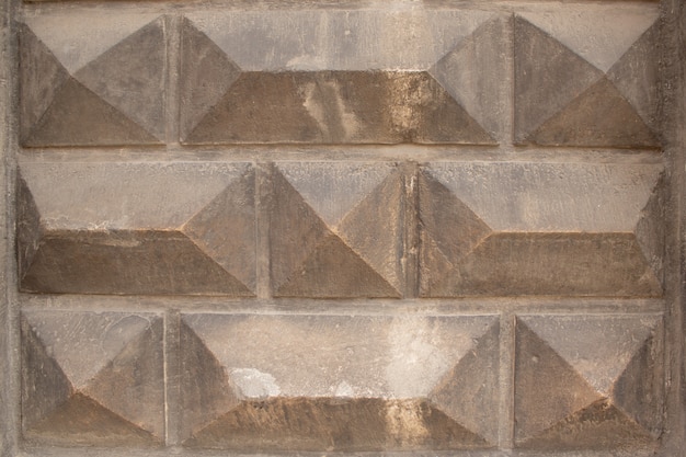 Fragment der grauen Steinmauer. Als Hintergrund für das Gebäude