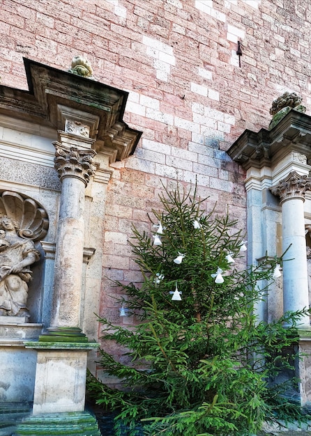 Fragment der Kathedrale St. Peter und Weihnachtsbaum in der Altstadt von Riga, Lettland. Es ist eines der ältesten Gebäude in Lettland. Jetzt ist es eine lutherische Kirche.