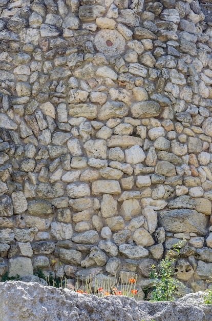 Fragment der Steinmauer der antiken Stadt