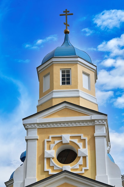 Fragment des Glockenturms einer christlichen Kirche mit blauem Dach