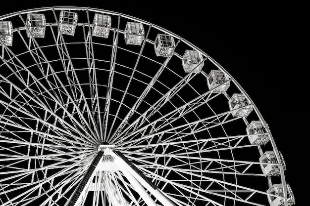 Fragment des Riesenrads bei Nacht. Riesenrad in der Nachtstadt beseitigt