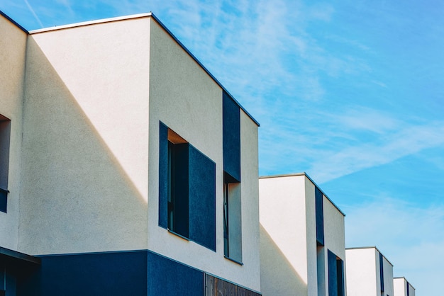 Fragment des Wohnungshauses und des Wohngebäudekomplexes des Immobilienkonzepts. Platz für Kopienraum. Mit blauem Himmel