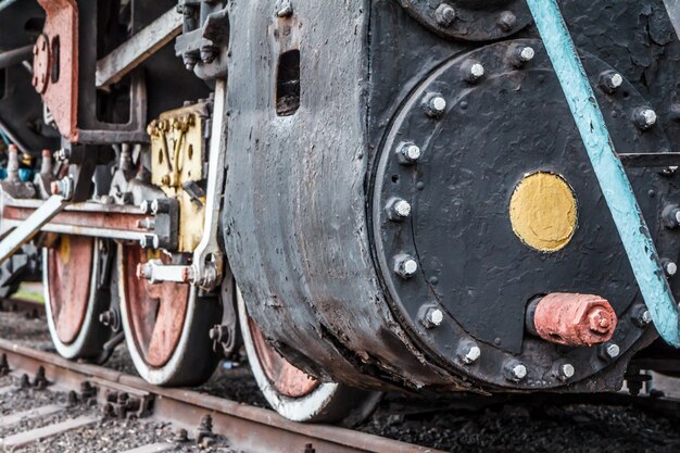 Fragment einer alten rostigen Lokomotive, die auf Bahngleisen steht