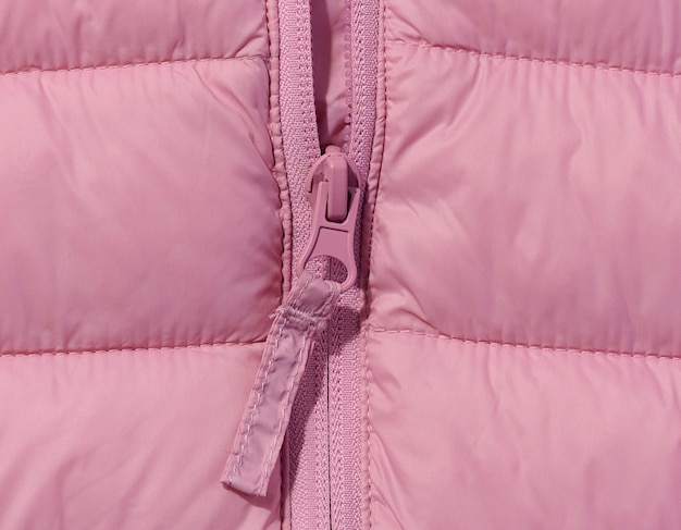 Fragment einer rosa Jacke mit Reißverschluss