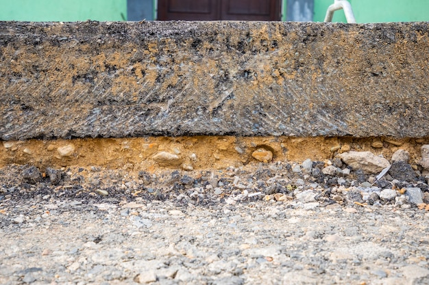 Fragment einer Straße, die mit einer Schicht aus entferntem Asphalt im Bezirk Prag Tschechien repariert wird