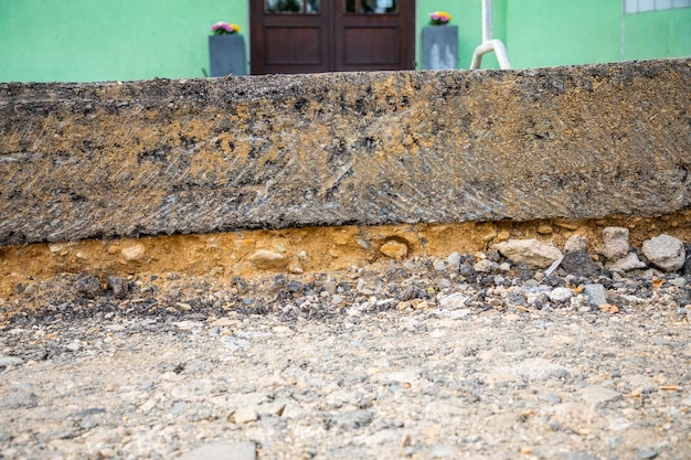 Fragment einer Straße, die mit einer Schicht aus entferntem Asphalt im Bezirk Prag Tschechien repariert wird