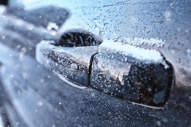 Fragment eines Autos im Winter in der Raureifhintergrunddezemberstadt