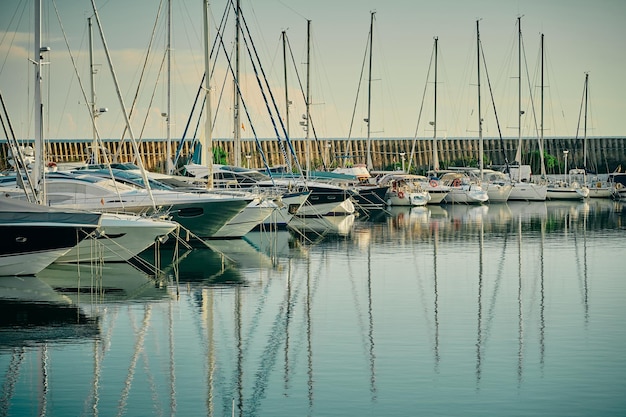 Foto fragment eines hafens in einer mediterranen stadt mit reflexionen im wasser