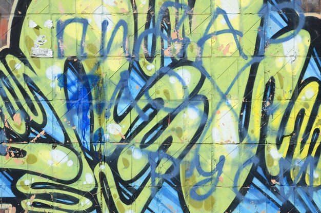 Foto fragment farbiger straßenkunst-graffiti-gemälde mit konturen und schatten in naher nähe