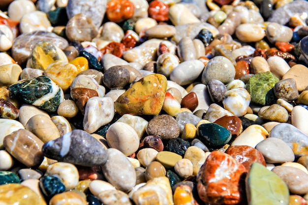 Fragment von buntem Strandkies als Hintergrund