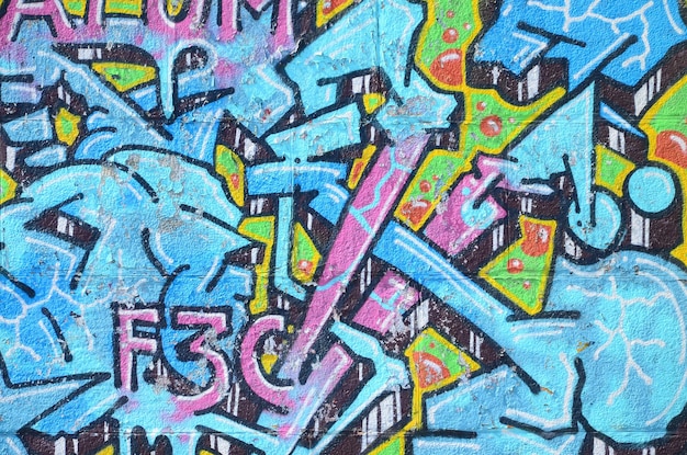 Fragment von Graffiti-Zeichnungen die alte Wand, die mit Farbflecken im Stil der Straßenkunst geschmückt ist
