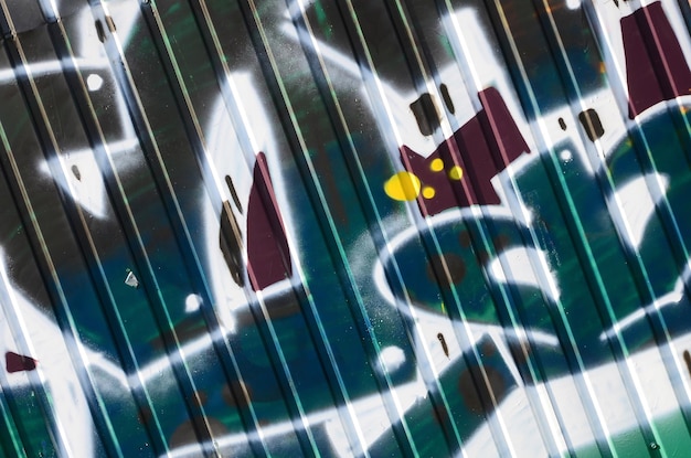 Fragment von Graffiti-Zeichnungen die alte Wand, die mit Farbflecken im Stil der Straßenkunst geschmückt ist