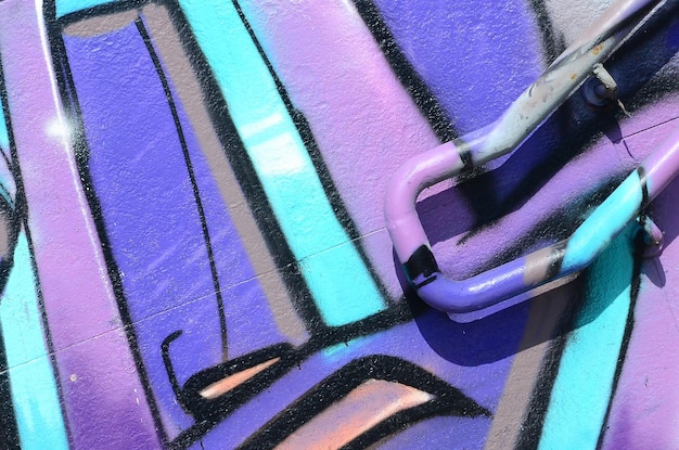 Fragment von Graffiti-Zeichnungen Die alte Wand, die mit Farbflecken im Stil der Street-Art-Kultur dekoriert ist Farbige Hintergrundtextur in violetten Tönen