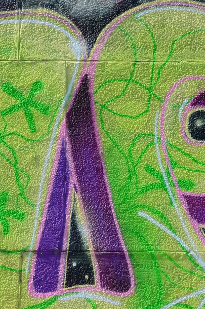 Fragment von Graffiti-Zeichnungen Die alte Wand ist mit Farbflecken im Stil der Street-Art-Kultur geschmückt Farbige Hintergrundtextur in grünen Tönen