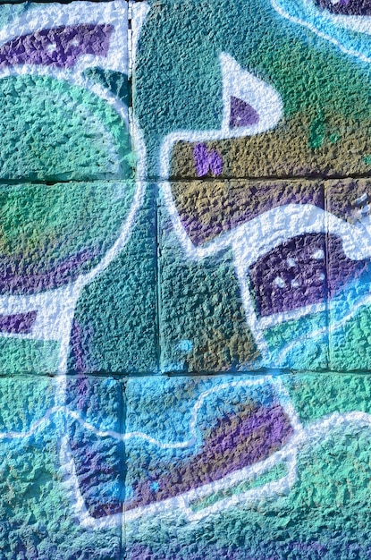 Fragment von Graffiti-Zeichnungen Die alte Wand ist mit Farbflecken im Stil der Street-Art-Kultur geschmückt Farbige Hintergrundtextur in kalten Tönen