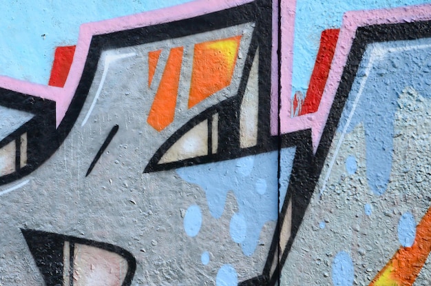 Fragment von Graffiti-Zeichnungen Die alte Wand ist mit Farbflecken im Stil der Street-Art-Kultur geschmückt.